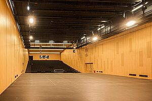photo de l'intérieur de la cité de la musique - Agrandir l'image (fenêtre modale)